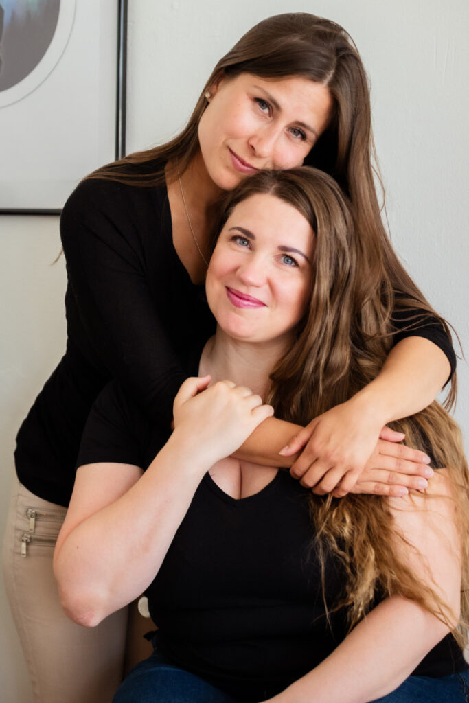 Perustajajäsenet Marjo ja Heidi halaamassa toisiaan.