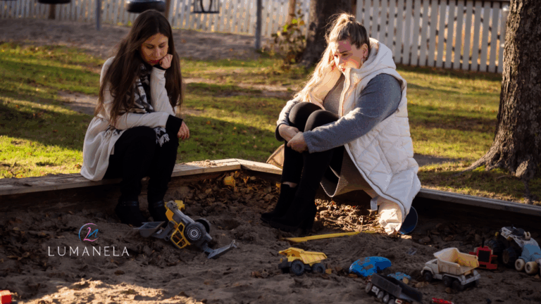 Kaksi surevaa lapsensa menettänyttä äitiä hiekkalaatikolla